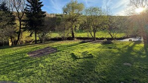 A grassy landscape with trees and a stream. - Cozy riverside gîte - 4 guests (Boismont)