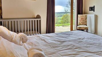 5 bedrooms, free WiFi, bed sheets