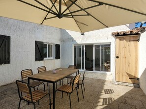 Outdoor dining - House with parking - 6 guests (La Palmyre)
