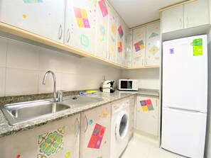 Private kitchen - Retro apartment near the beach - 5 guests (Tarragona)