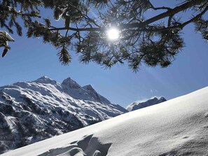 A snowy mountain landscape with clear skies and sunlight. - Apartment with parking - 4 guests (Valloire)