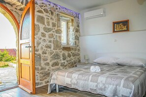 2 bedrooms, iron/ironing board, Internet, bed sheets - Charming 2-bedroom villa in Podgora with breathtaking view (Podgora)
