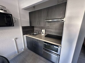 Fridge, microwave, oven, stovetop - Cozy studio, pets allowed - 4 guests (Le Grau-du-Roi)
