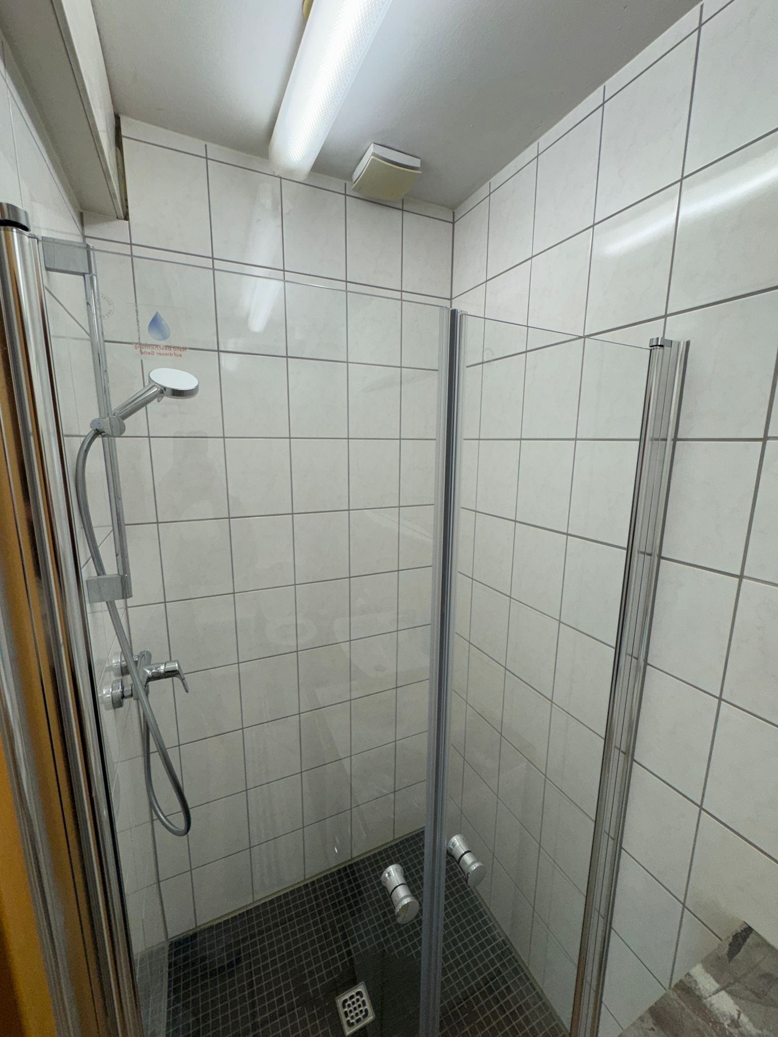 Hiustenkuivaaja, pyyhkeet, vessapaperi