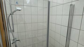 Hiustenkuivaaja, pyyhkeet, vessapaperi