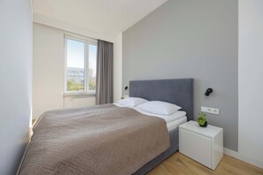 Tabla de planchar con plancha, cuna de viaje, wifi y ropa de cama