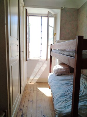 5 bedrooms, desk, iron/ironing board, WiFi - LE MAS GORCE, Drôme valley, spacious TERRACE, courtyard, parking, garage. (Chabrillan)