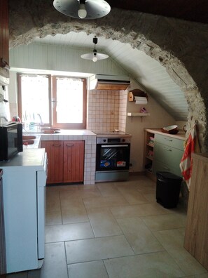 Fridge, microwave, oven, stovetop - LE MAS GORCE, Drôme valley, spacious TERRACE, courtyard, parking, garage. (Chabrillan)