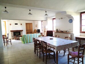 Dining - LE MAS GORCE, Drôme valley, spacious TERRACE, courtyard, parking, garage. (Chabrillan)