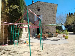 Children’s area - LE MAS GORCE, Drôme valley, spacious TERRACE, courtyard, parking, garage. (Chabrillan)
