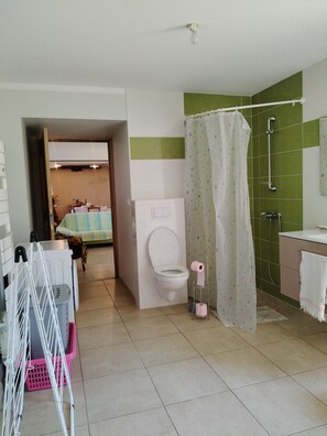 Shower, hair dryer, towels, soap - LE MAS GORCE, Drôme valley, spacious TERRACE, courtyard, parking, garage. (Chabrillan)