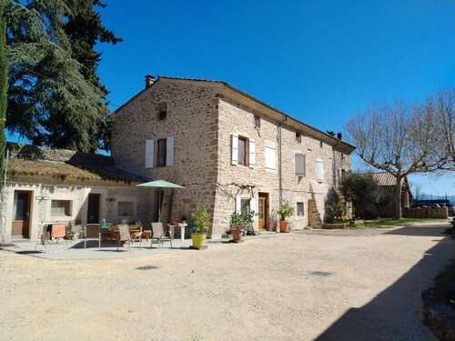 LE MAS GORCE, vallée de la Drôme, TERRASSE spacieuse, cour, parkings, garage.