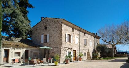 LE MAS GORCE, vallée de la Drôme, TERRASSE spacieuse, cour, parkings, garage.