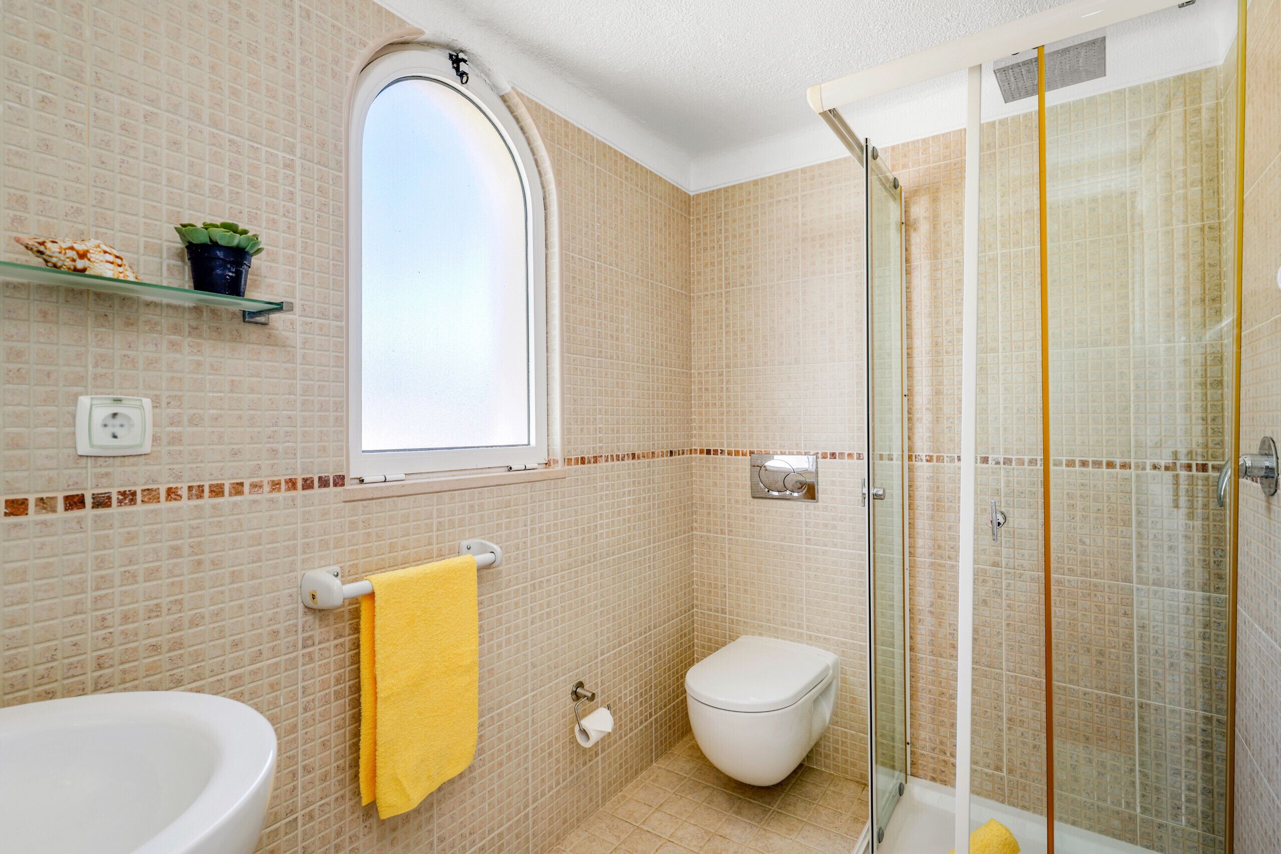 Ein Badezimmer mit Badewanne, Toilette und einer Duschkabine.