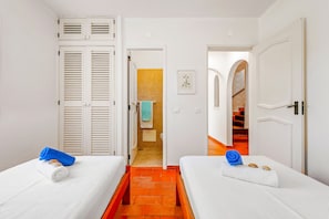 3 bedrooms, iron/ironing board, WiFi (free), bed sheets