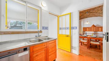 Cafetera y tetera, refrigerador, microondas y horno