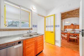 Cafetera y tetera, refrigerador, microondas y horno 