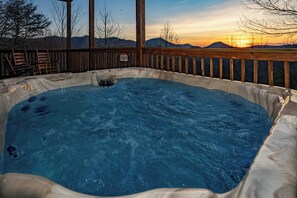 Outdoor spa tub - SMSkys: Views*Wifi*HotTub*Games*Pets*ResortPool (Sevierville)
