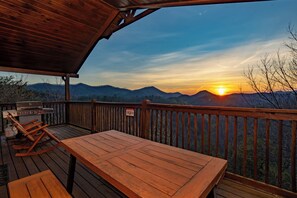 Outdoor dining - SMSkys: Views*Wifi*HotTub*Games*Pets*ResortPool (Sevierville)