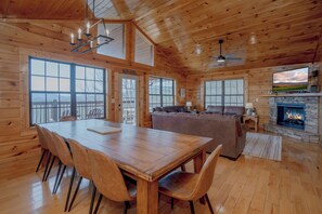 TV, fireplace, video games - SMSkys: Views*Wifi*HotTub*Games*Pets*ResortPool (Sevierville)