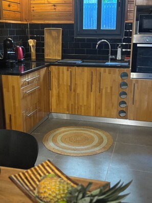 Private kitchen - Le Bananawi Grand bungalow with jacuzzi (Pointe-Noire)