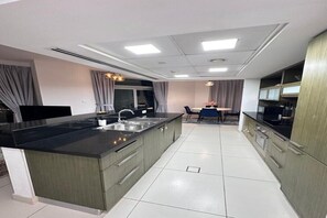 Private kitchen - Adorable 1-BD apartment with very unique location in Dubai down town (Dubai)