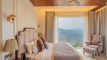 Luxe villa, balkon, uitzicht op heuvels