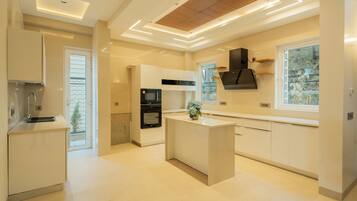 Luksusvilla, balkong, utsikt mot høyde | Eget kjøkken