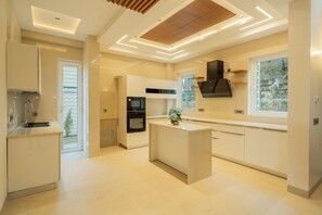 Vila superluxo, sacada, vista para a colina | Cozinha privada