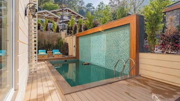 สระว่ายน้ำ