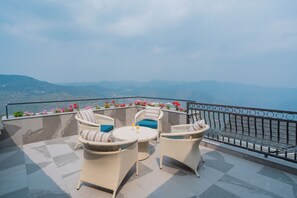 Biệt thự Cao cấp, ban công, quang cảnh đồi núi | Hiên