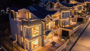 Um edifício residencial moderno com vários níveis, varandas e áreas de estar ao ar livre.