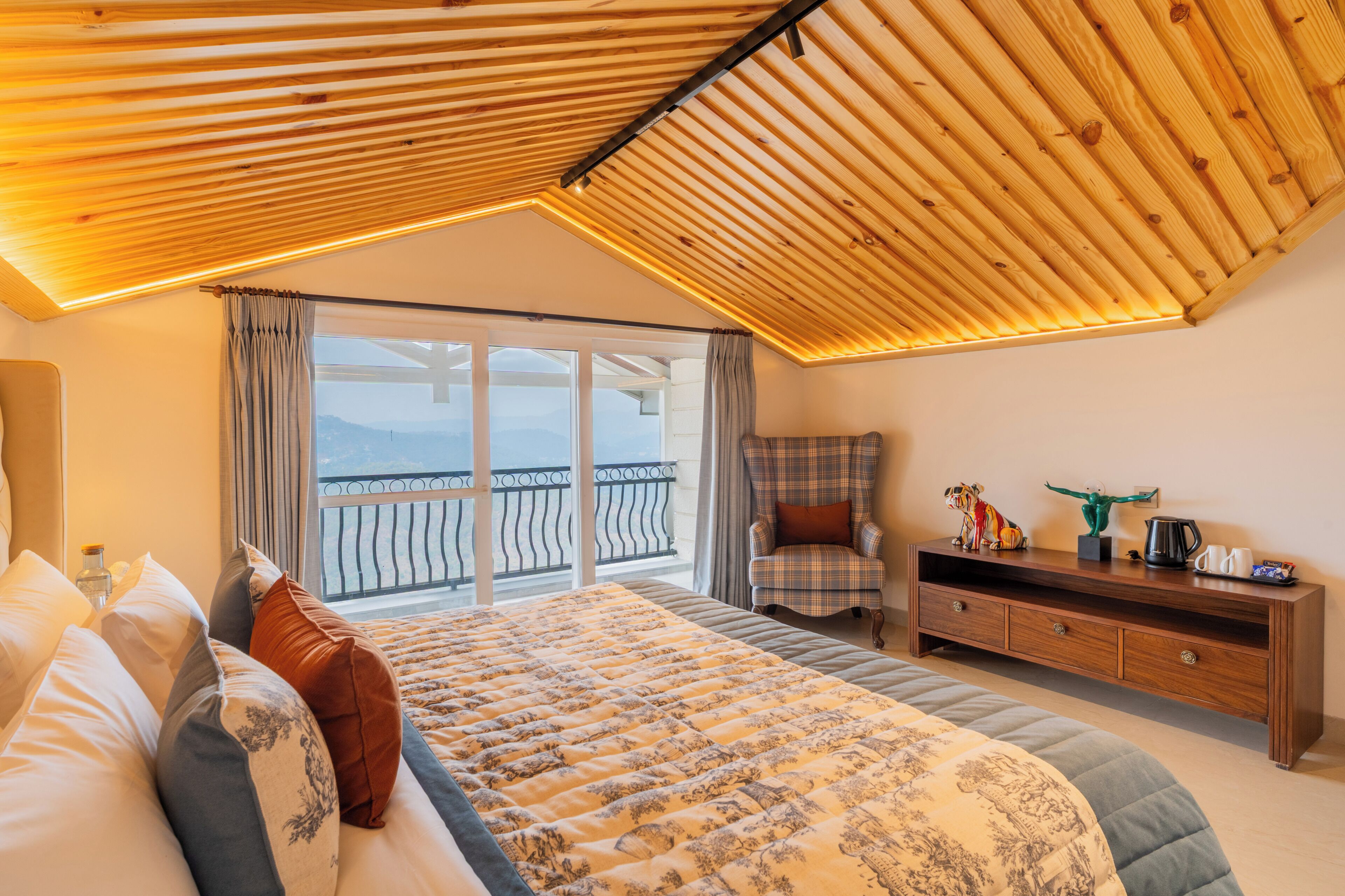 Villa de lujo, balcón, vista a la colina