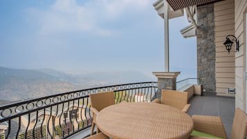 Luxe villa, balkon, uitzicht op heuvels | Buiten dineren