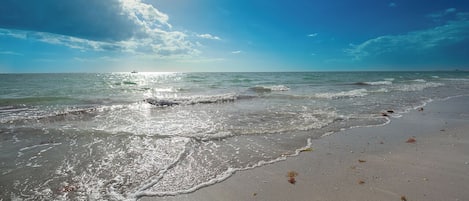 På stranden