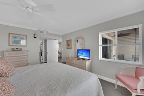 2 bedrooms, Internet, bed sheets - BEACHFRONT 2B/2B ISLAND CONDO AT LEONARDO ARMS! RESORT HEATED POOL! (Fort Myers Beach)