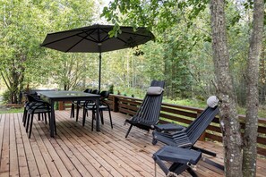 Outdoor dining - Luxury city cottage with jacuzzi and sauna - Villa Mia A (Espoo)