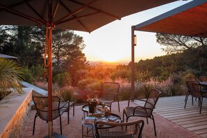 Outdoor dining - Between nature and elegance in the heart of the Luberon (Puget)