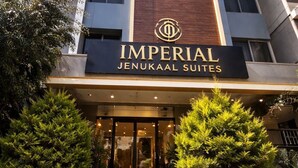Entrada de um hotel com uma placa que diz 'IMPERIAL JENUKAAL SUITES'.
