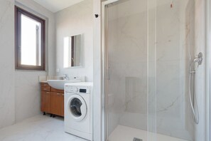 Een douche, een bidet, handdoeken