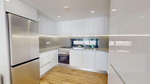 Kühlschrank, Mikrowelle, Ofen, Geschirrspüler