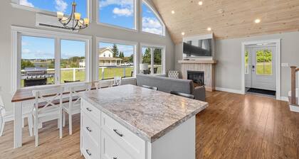 Relaxing Island Getaway Near Golf Beaches and Dining
