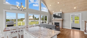 Relaxing Island Getaway Near Golf Beaches and Dining