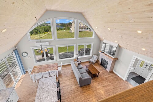 Relaxing Island Getaway Near Golf Beaches and Dining