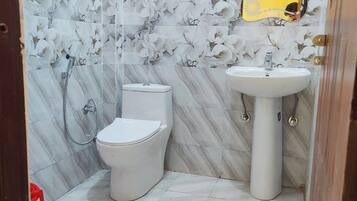 Chambre Double Deluxe, plusieurs lits | Salle de bain