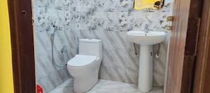 Chambre Double Deluxe, plusieurs lits | Salle de bain