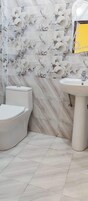 Ducha, cabezal de ducha tipo lluvia, pantuflas, toallas