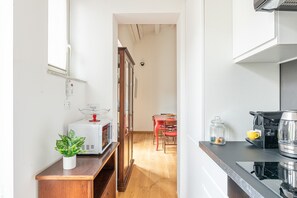 Refrigerador, microondas, horno y cafetera y tetera 