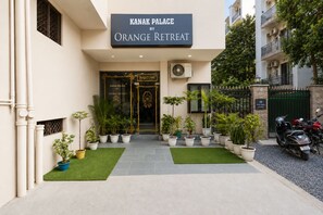 Front of property - Hotel Orange Retreat (New Delhi)