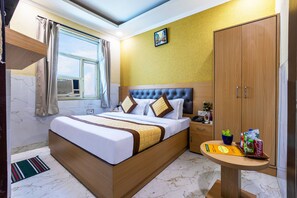 Quarto casal luxo | Escrivaninha, espaço de trabalho para notebook, Wi-Fi de cortesia